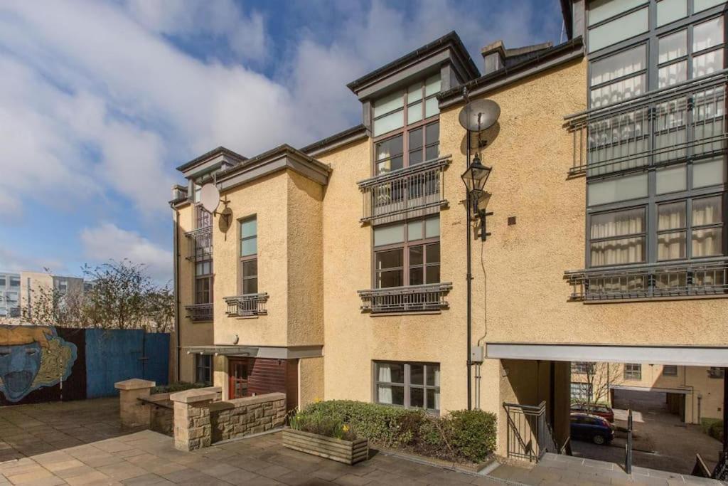 Next To The Palace And Royal Mile With Parking Edimburgo Exterior foto