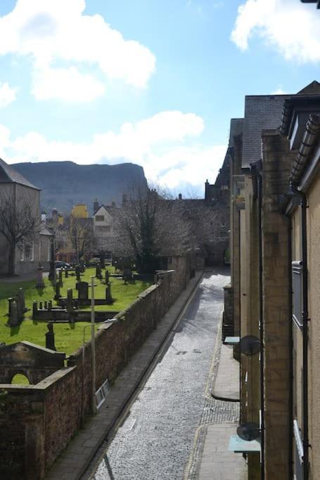 Next To The Palace And Royal Mile With Parking Edimburgo Exterior foto