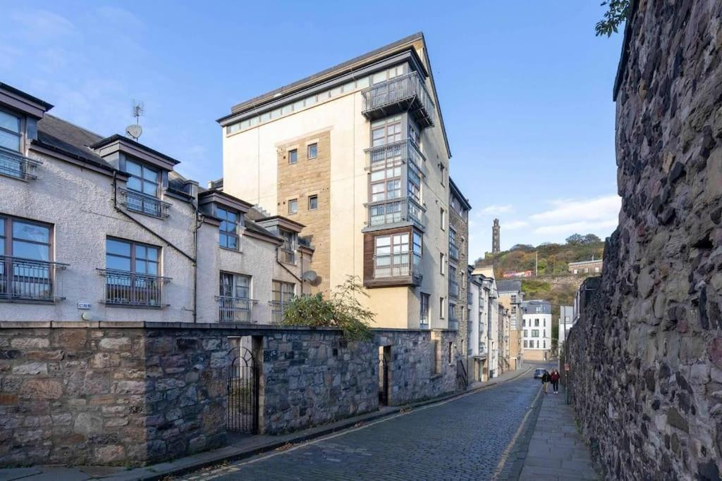 Next To The Palace And Royal Mile With Parking Edimburgo Exterior foto