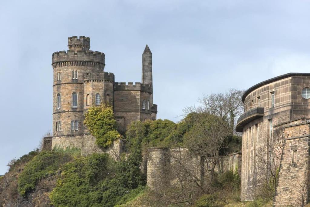 Next To The Palace And Royal Mile With Parking Edimburgo Exterior foto